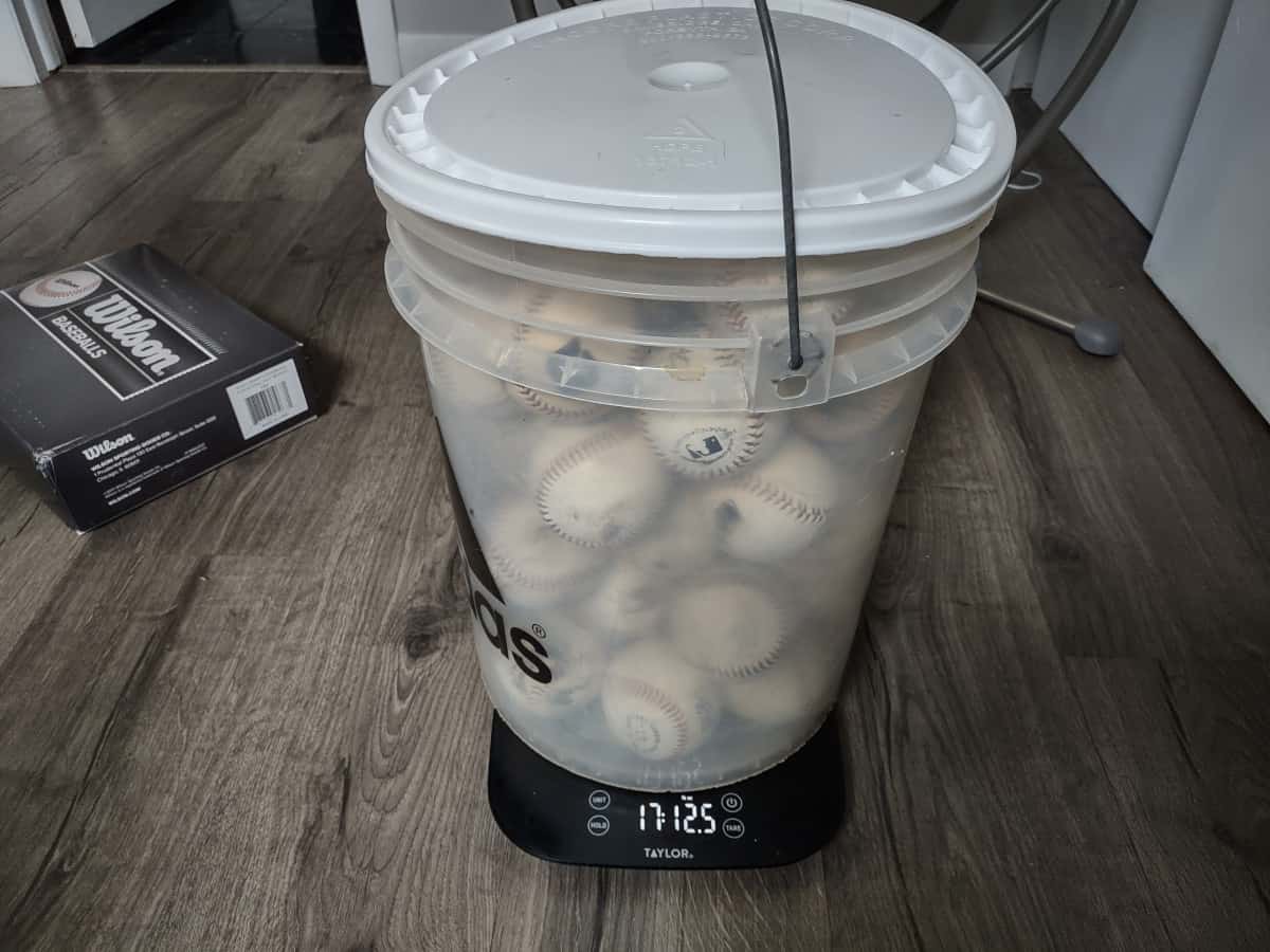 how many lbs of rice fit in a 5 gallon bucket