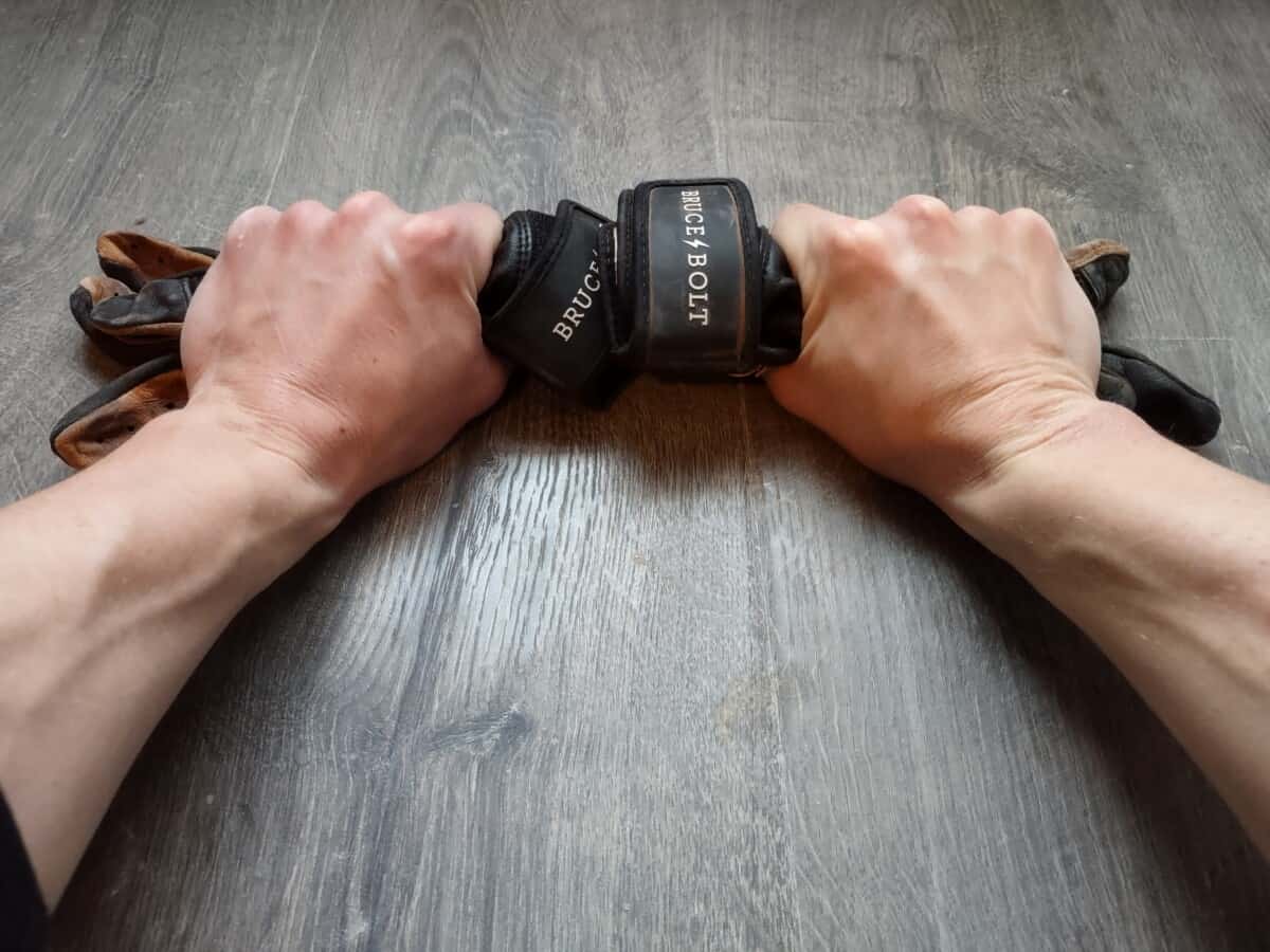 2 Ways to Wear Batting Gloves When Sliding